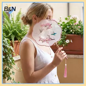Quạt thêu hoa truyền thống B & N Phụ kiện biểu diễn tiệc khiêu vũ Hanfu cổ điển hai mặt.