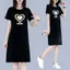 Mùa hè 2026 Plus size Áo thun dáng rộng Đầm béo mm dành cho học sinh Over-the-Knee Bao phủ thịt mỏng hơn trông giản dị Váy cỡ lớn phù hợp cho nữ