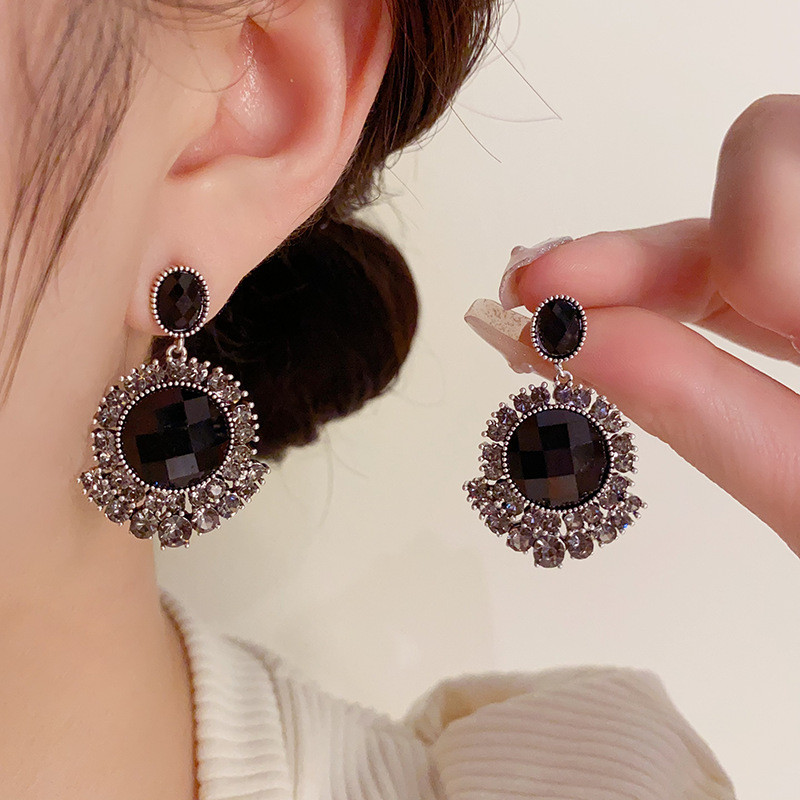 Bông tai pha lê đen thanh lịch và phong cách