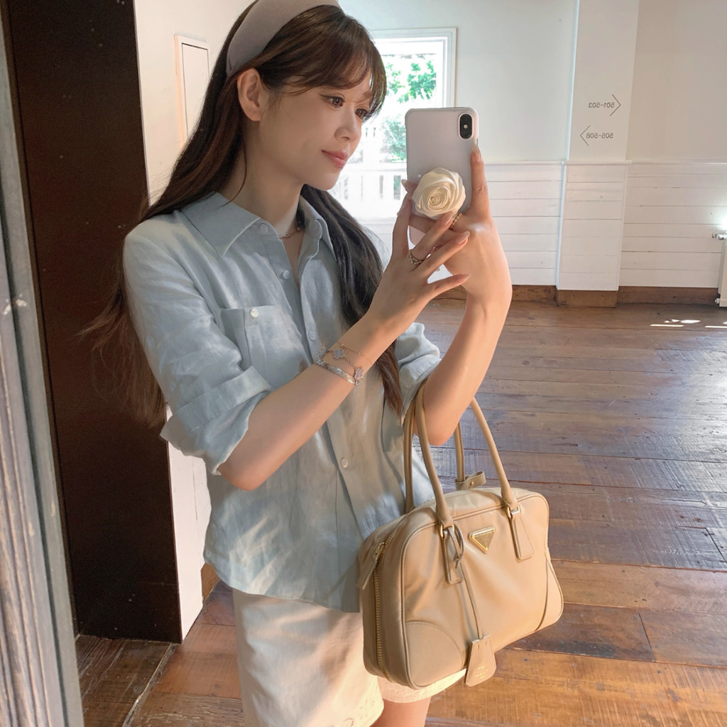 Áo sơ mi nữ cotton và gai dầu, thiết kế tay đầy đủ và có dây lưng.