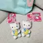 PS1 Sanrio Hello Kitty Plushie Móc Khóa Trang Phục Hoa Với Túi Gà Vàng Nhỏ Charm SP1
