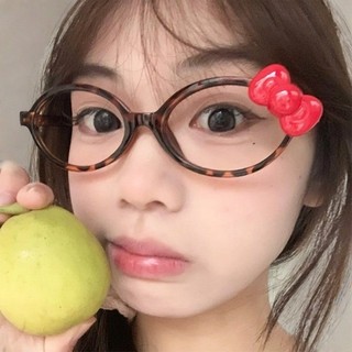 Kính mát Hello Kitty hình bầu dục khung đen với họa tiết da báo