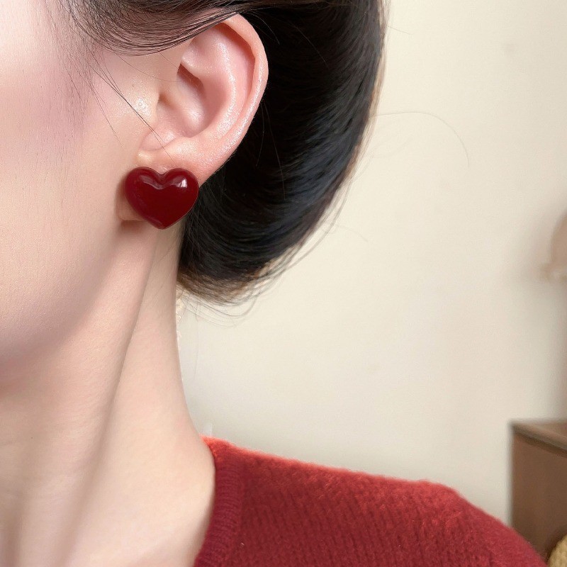 Bông tai nữ màu đỏ cổ điển và đơn giản cho mùa thu đông