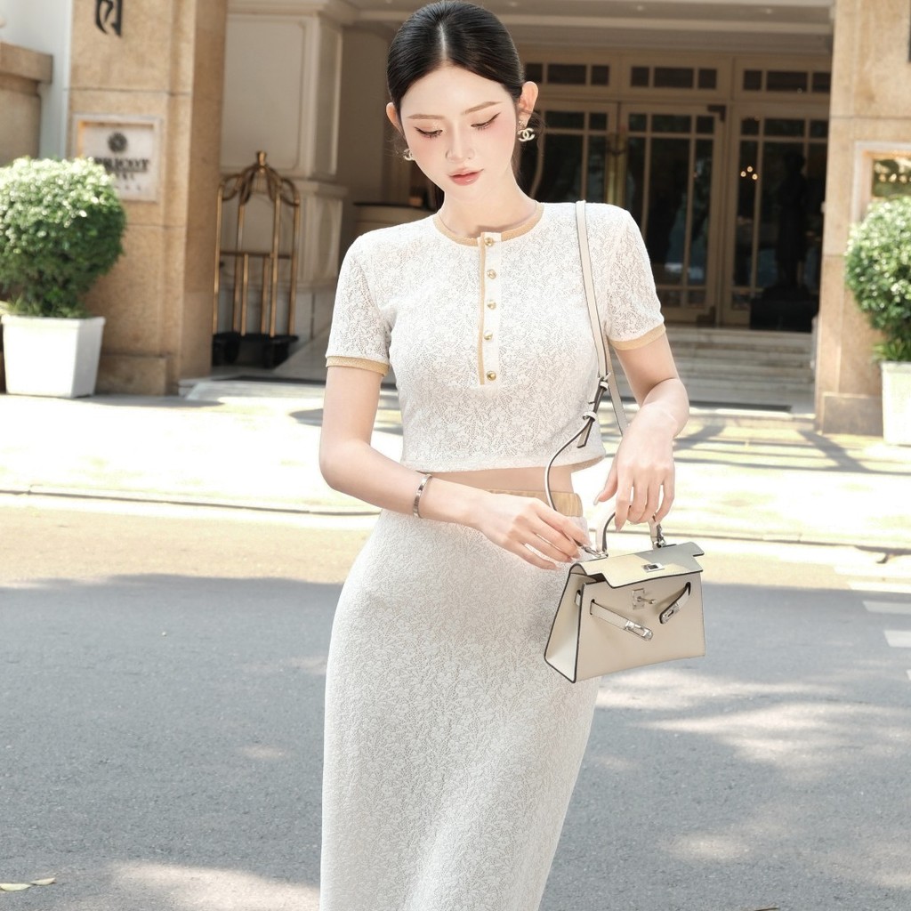 Set áo croptop KHIẾT viền nâu khuy vàng phối chân váy ren thun suông dài thanh lịch KS391