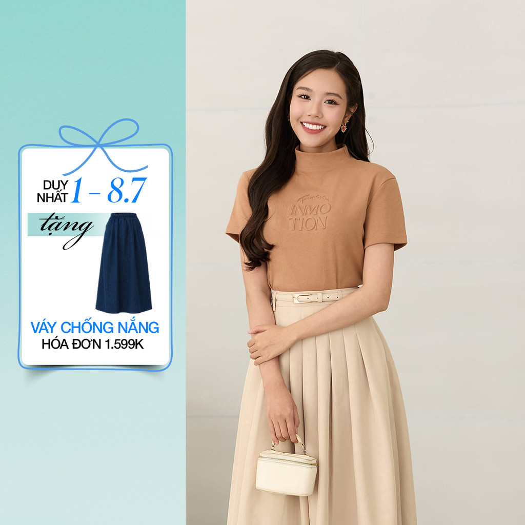 Áo cổ lọ GUMAC form slim tay ngắn có đánh eo hai bên sườn in chữ dập nổi  ATF12049