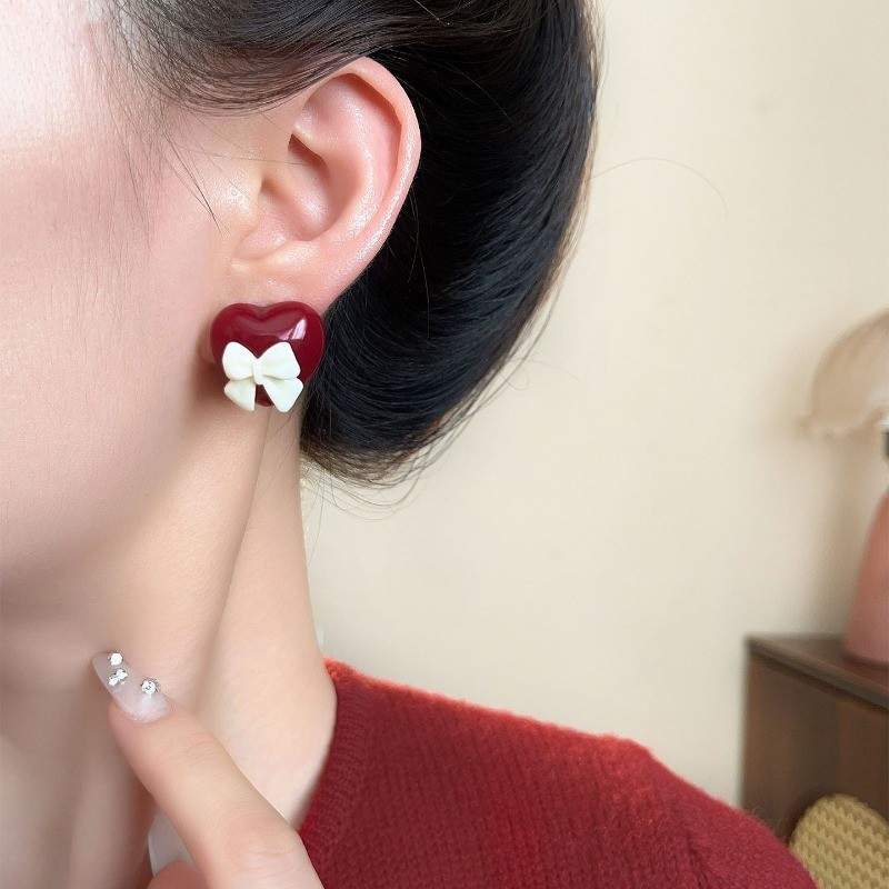 Bông tai nữ màu đỏ cổ điển và đơn giản cho mùa thu đông