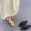 TT Thời Trang Mũi Nhọn Lật Nữ Mùa Hè Satin Dây Đeo Chéo Dép Dép Chống Trơn Trượt Kỳ Nghỉ Bãi Biển Cát