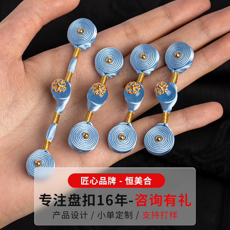 Sườn xám phong cách Trung Quốc, dệt tay với khóa nút và trang sức hạt vàng, phù hợp cho retro Hanfu