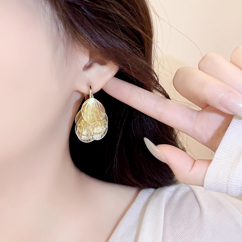 Bông tai sang trọng nhẹ cánh bướm rỗng châu Âu và Mỹ