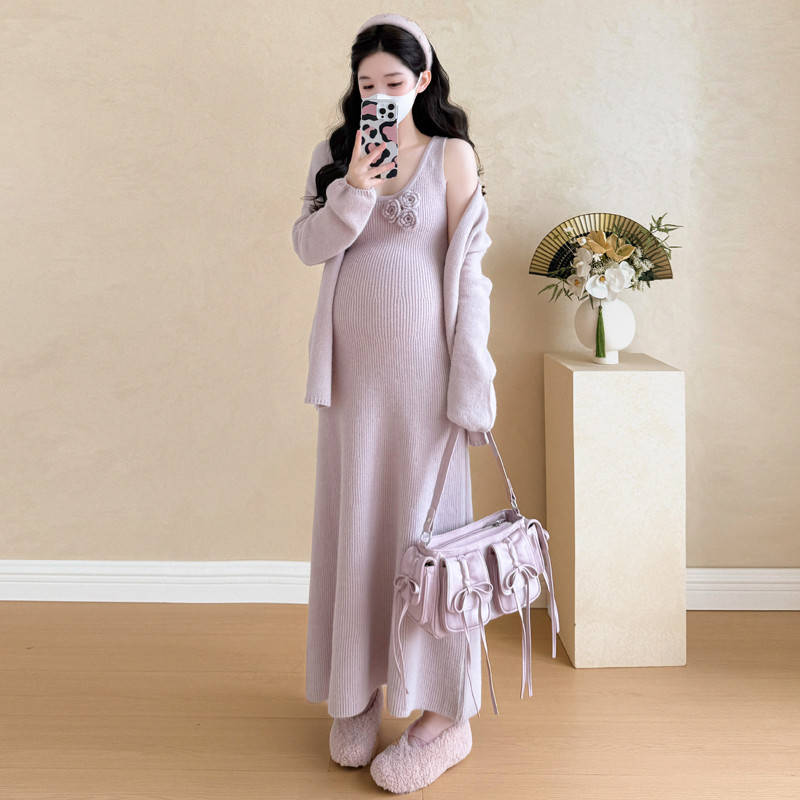 Bộ đồ bà bầu thu đông gồm váy vest móc ba chiều và áo khoác hai mảnh