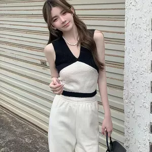 Mùa xuân hè 2026 Hot Girl Cổ chữ V dệt kim Áo yếm ôm vừa vặn Thiết kế gợi cảm Cảm giác mặc bên trong Trang phục bên ngoài Phù hợp cho nữ