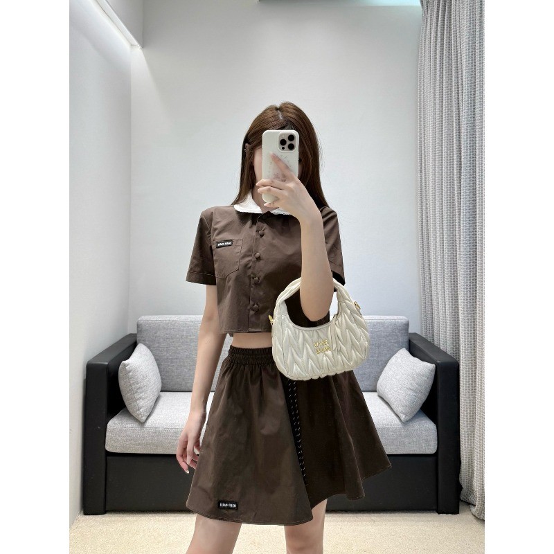 Bộ đồ nữ mới có áo ngắn có cổ búp bê và váy