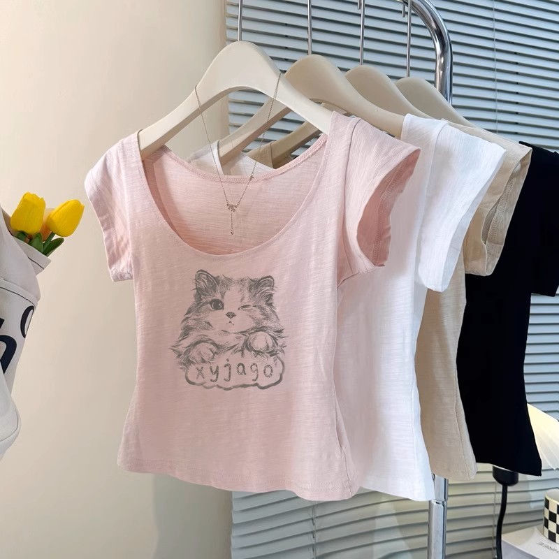 Áo thun nữ cổ chữ U họa tiết mèo con, thiết kế đơn giản giúp bạn trông gọn gàng hơn