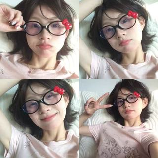 Kính mát Hello Kitty hình bầu dục khung đen với họa tiết da báo