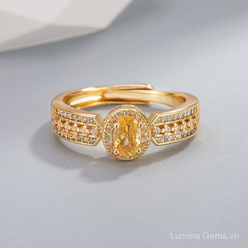 Nhẫn champagne vàng thật với ánh sáng nhiều màu sắc, phong cách sang trọng, phù hợp với phụ kiện khác.