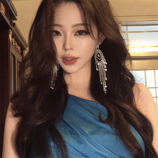 Bông tai tua dài dát kim cương công nghiệp siêu flash, mang vẻ sang trọng và lạnh lùng