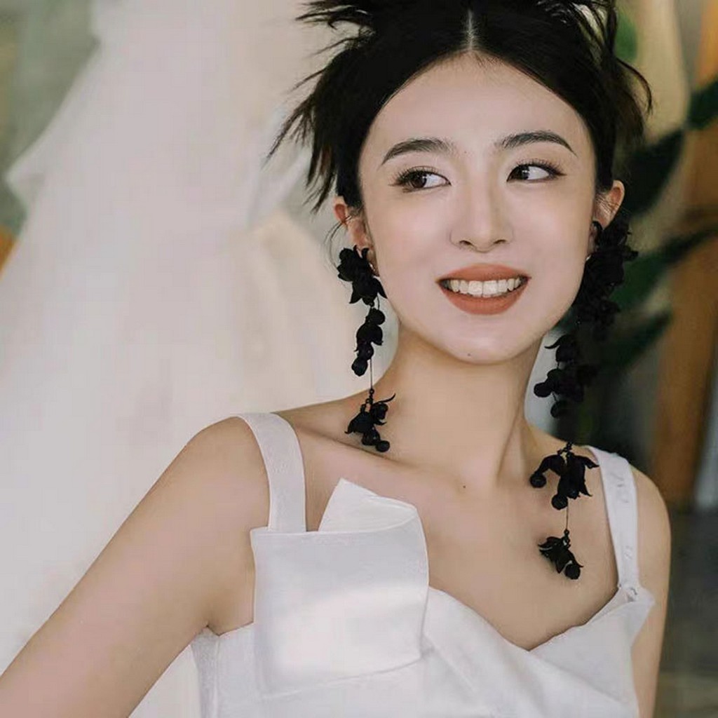 Kẹp tai bông có tua dài thanh lịch, chống trơn trượt, phù hợp làm quà tặng ngày lễ
