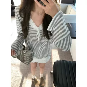 Áo chống nắng dáng rộng phù hợp cho mọi trận đấu mùa xuân mùa hè Phong cách mới Màu xám trắng sọc Thiết kế cảm giác cổ nấm Áo thun dài tay nữ
