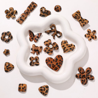 Phụ kiện acrylic DIY thời trang mới với họa tiết da báo, polkadot và nơ trái tim độc đáo