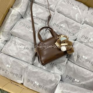 Túi Chio Size Nhỡ 1 Cúc Nâu Trơn  Kèm Quai Đeo Chéo Kèm Charm Gấu Bóng Chày HS281-1