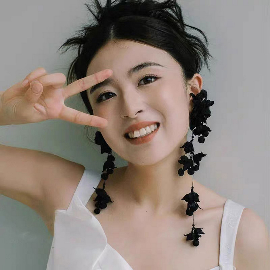Kẹp tai bông có tua dài thanh lịch, chống trơn trượt, phù hợp làm quà tặng ngày lễ