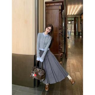 Áo sơ mi và cardigan kèm váy xếp ly nữ, chất liệu nhẹ, phong cách trưởng thành và Hàn Quốc, sang trọng cho đầu thu 2025