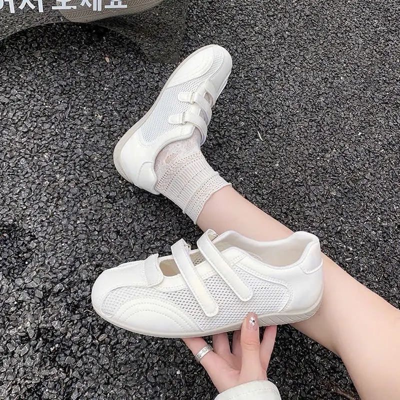 Giày thể thao nữ Mary Jane quai dán mũi tròn phối lưới thoáng khí siêu nhẹ V10 HOVAX | BigBuy360 - bigbuy360.vn