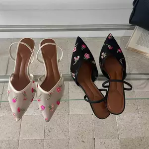 TT Thêu Hoa Mũi Nhọn Giày Sandal Nữ Mùa Hè Một Từ Dây Đeo Stiletto Giày Thời Trang Tính Khí Dép Dép Nửa Dép