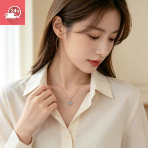 Mặt dây chuyền kim cương lấp lánh màu xanh biển với kết cấu mát mẻ và tinh tế, làm bằng thép titan không phai màu, vòng cổ