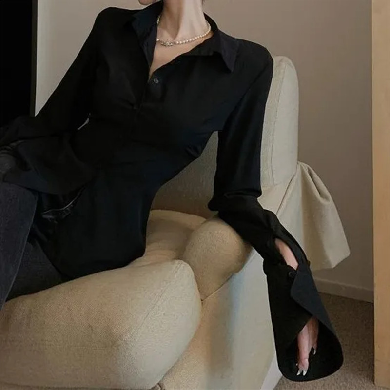 Áo corset trắng tay dài thiết kế Gothic, phù hợp phong cách thời trang vintage và gợi cảm