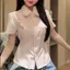 Mùa hè 2026 Áo sơ mi cổ búp bê màu hồng phong cách Hàn Quốc Filigreek Eo hẹp Giảm tuổi Sweet Niche Slim-fit Slimmer Look All-match Short Top Women