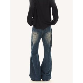 Quần jeans nam cạp cao, phù hợp với trang phục mùa thu