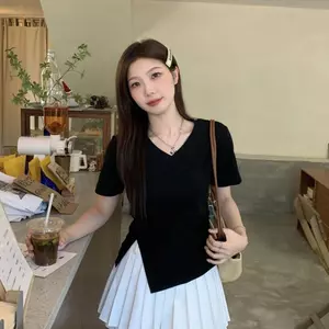 Áo thun ngắn tay cổ chữ V có khe hở không đều mùa hè của Mỹ Niche Chic Slim-Fit Slim-Fit Slimmer Look Hợp thời trang phù hợp