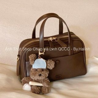 Túi Chio Size Nhỡ 1 Cúc Nâu Trơn  Kèm Quai Đeo Chéo Kèm Charm Gấu Bóng Chày HS281-1