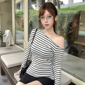 Áo Thun Nữ Tay Dài Kẻ Sọc Kiểu Cổ Lệch Vai A51478