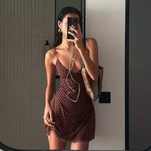 Mùa hè Châu Âu Mỹ Màu nâu gợi cảm Chấm bi Gạc Sling Dress Dây đeo dây hẹp chữ A Slim-fit Slimer Look Kỳ nghỉ