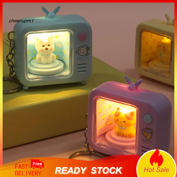 CHEER Món quà mới lạ tinh tế Mặt dây chuyền hình TV cổ điển Móc khóa TV xoay có đèn Led – Hình dạng TV hoạt hình cổ điển dễ thương Quà tặng vui nhộn cho trẻ em Bé trai Bé gái Độc đáo cho khu vực Đông 