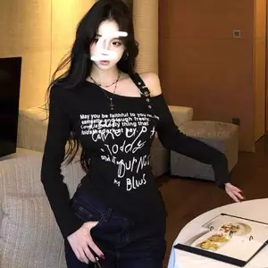 2026 Đầu thu phong cách Hàn Quốc xiên vai quây Top nữ in chữ Slim-fit Slimmer Look Gentle All-match Niche Top