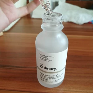 The Ordinary Alpha Arbutin 2% + HA 30ml giúp làm đều màu da, mờ thâm và cung cấp độ ẩm cần thiết cho làn da khô