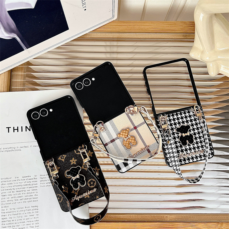Ốp Điện Thoại Da Gấu Carton Cổ Điển Cho Samsung Galaxy Z Flip 7 Z Flip 6 Z Flip 5 Z Flip 4 / 3 Bao Có Dây Buộc