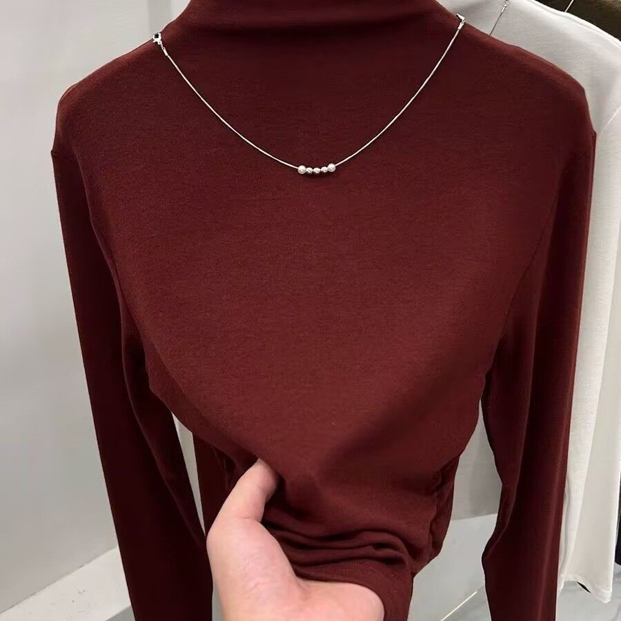 Áo sơ mi dài tay thoải mái, thiết kế vừa vặn và mỏng nhẹ, phù hợp với thời trang mùa thu.
