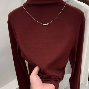 Áo sơ mi dài tay thoải mái, thiết kế vừa vặn và mỏng nhẹ, phù hợp với thời trang mùa thu.