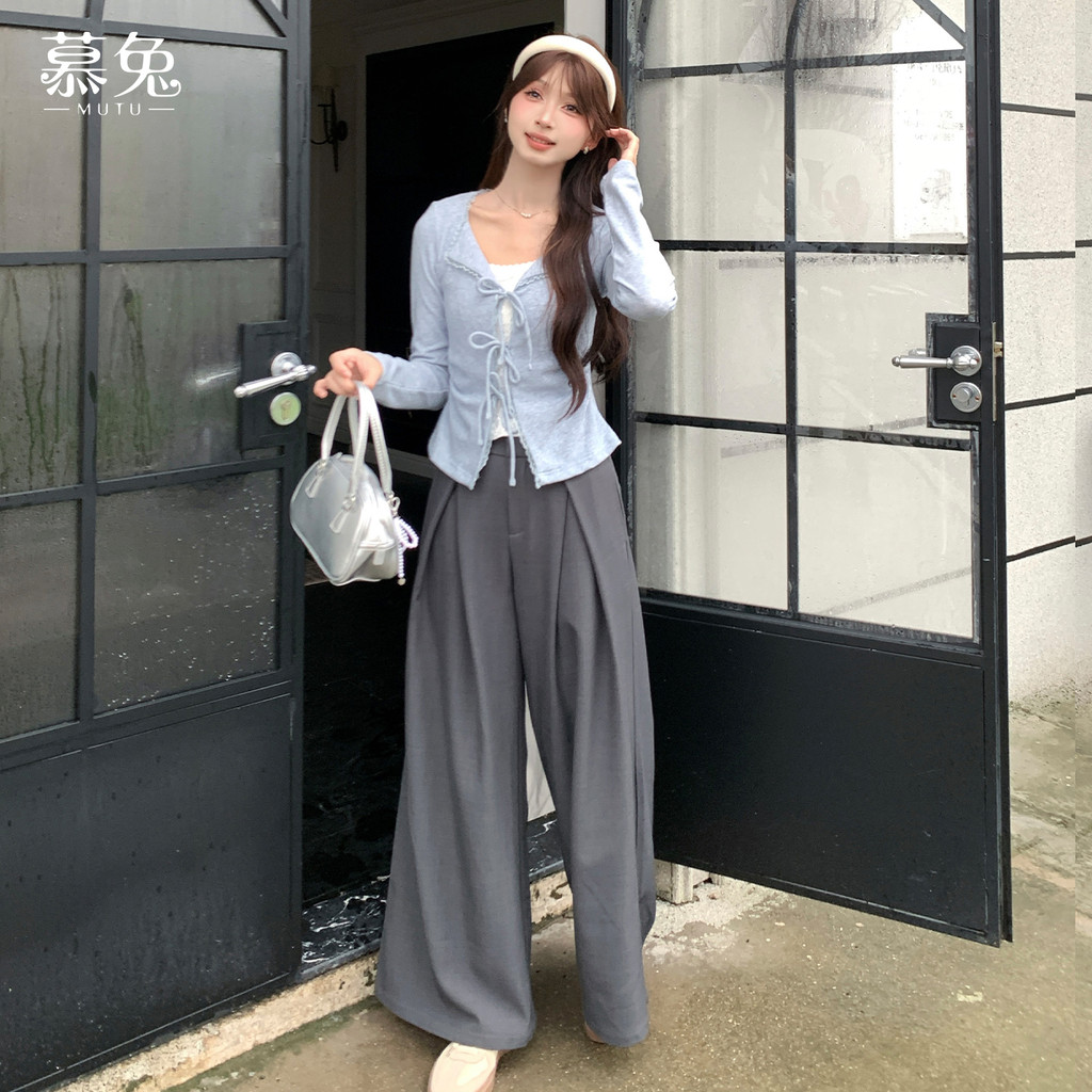 Quần mutu màu xám phong cách Hàn Quốc, thiết kế ôm dáng và rộng rãi ở chân, phù hợp cho mùa xuân.