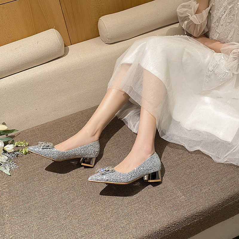 ((Size 30-45) Giày Giữa Gót Bạc Pháp 3cm Nữ Phong Cách Mới Khóa Vuông Giày Cưới Phù Dâu Giày Xiaomim Size Nhỏ 31 32 Size Lớn Plus Giày Rộng Béo 41 43