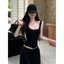 Mùa hè 2026 Áo yếm dây kéo cổ chữ U màu đen gợi cảm Hot Girl Slim-fit Slimmer Look All-Match Áo ngắn tay dành cho nữ