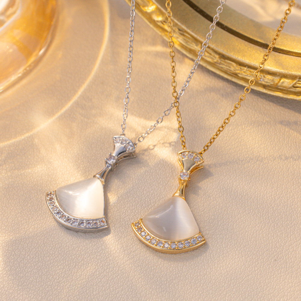 Mặt dây chuyền opal hình quạt với ánh sáng sang trọng và thiết kế xương đòn