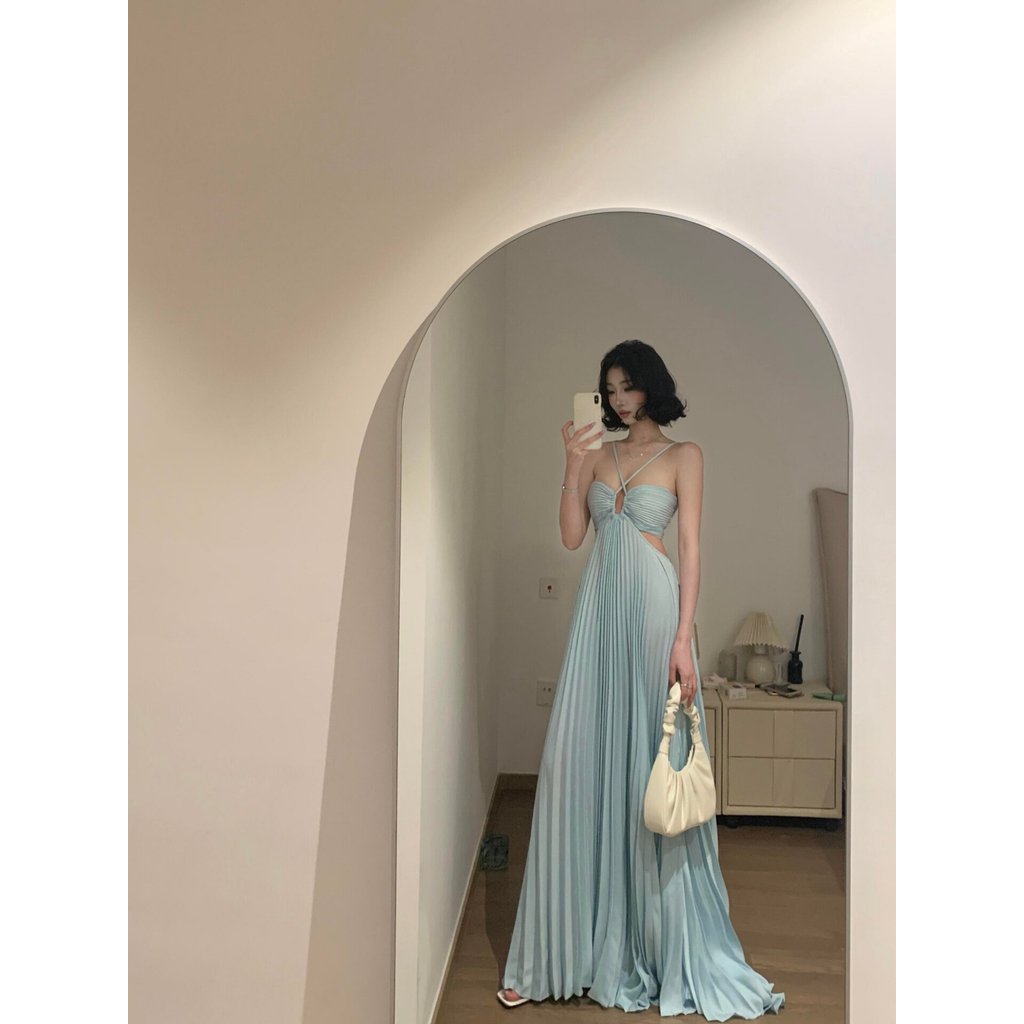 Đầm maxi màu xanh hở lưng, dáng ôm tôn dáng, phong cách quyến rũ trong trẻo