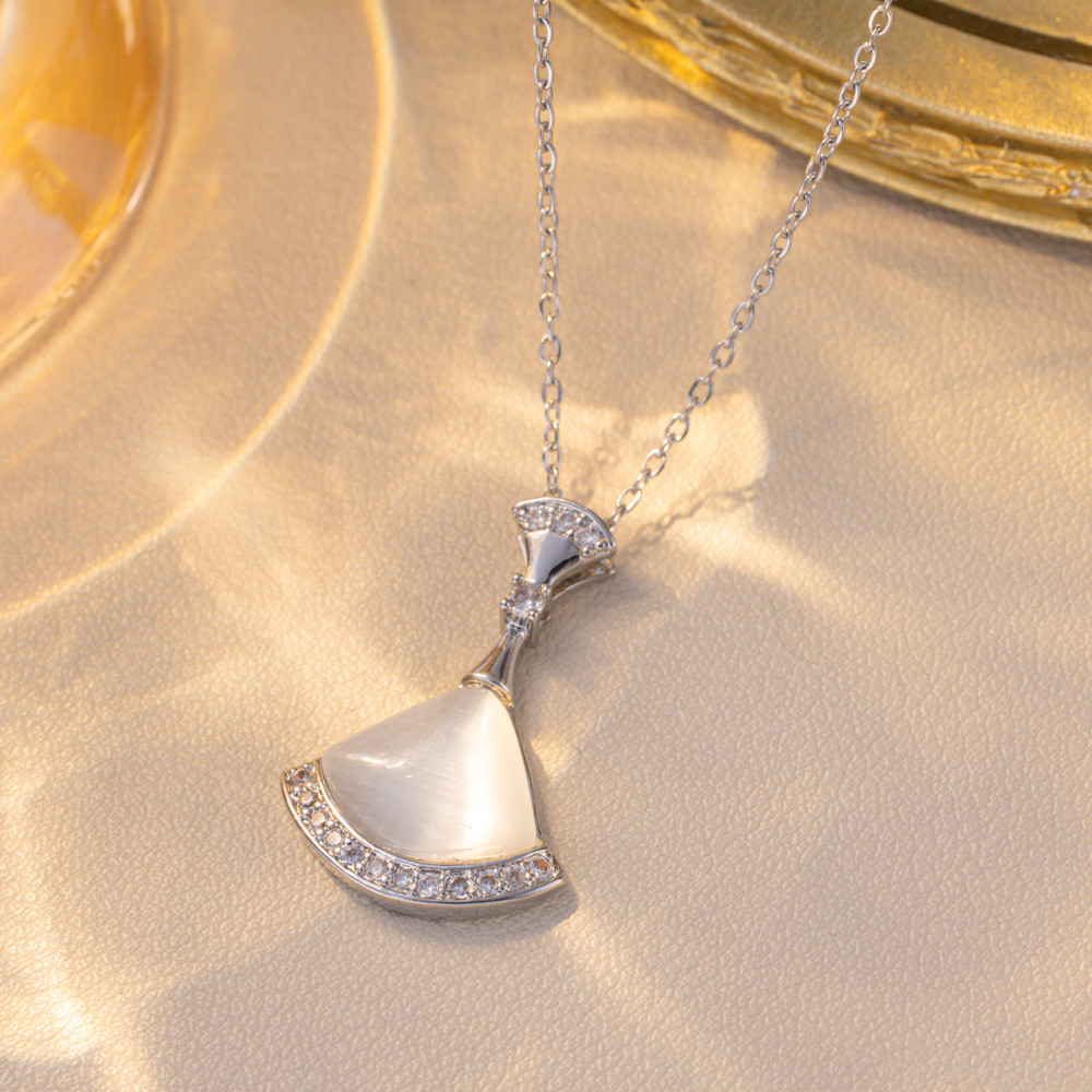 Mặt dây chuyền opal hình quạt với ánh sáng sang trọng và thiết kế xương đòn