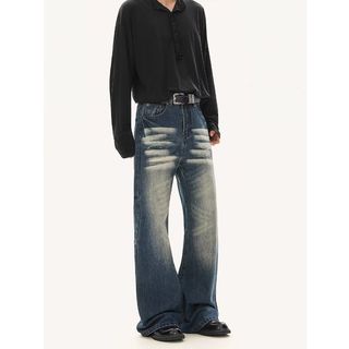 Quần jeans nam cạp cao, phù hợp với trang phục mùa thu