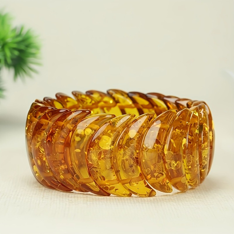 Vòng tay lưỡi liềm từ hổ phách, bề mặt đánh bóng, thiết kế phù hợp cho lễ hội âm nhạc